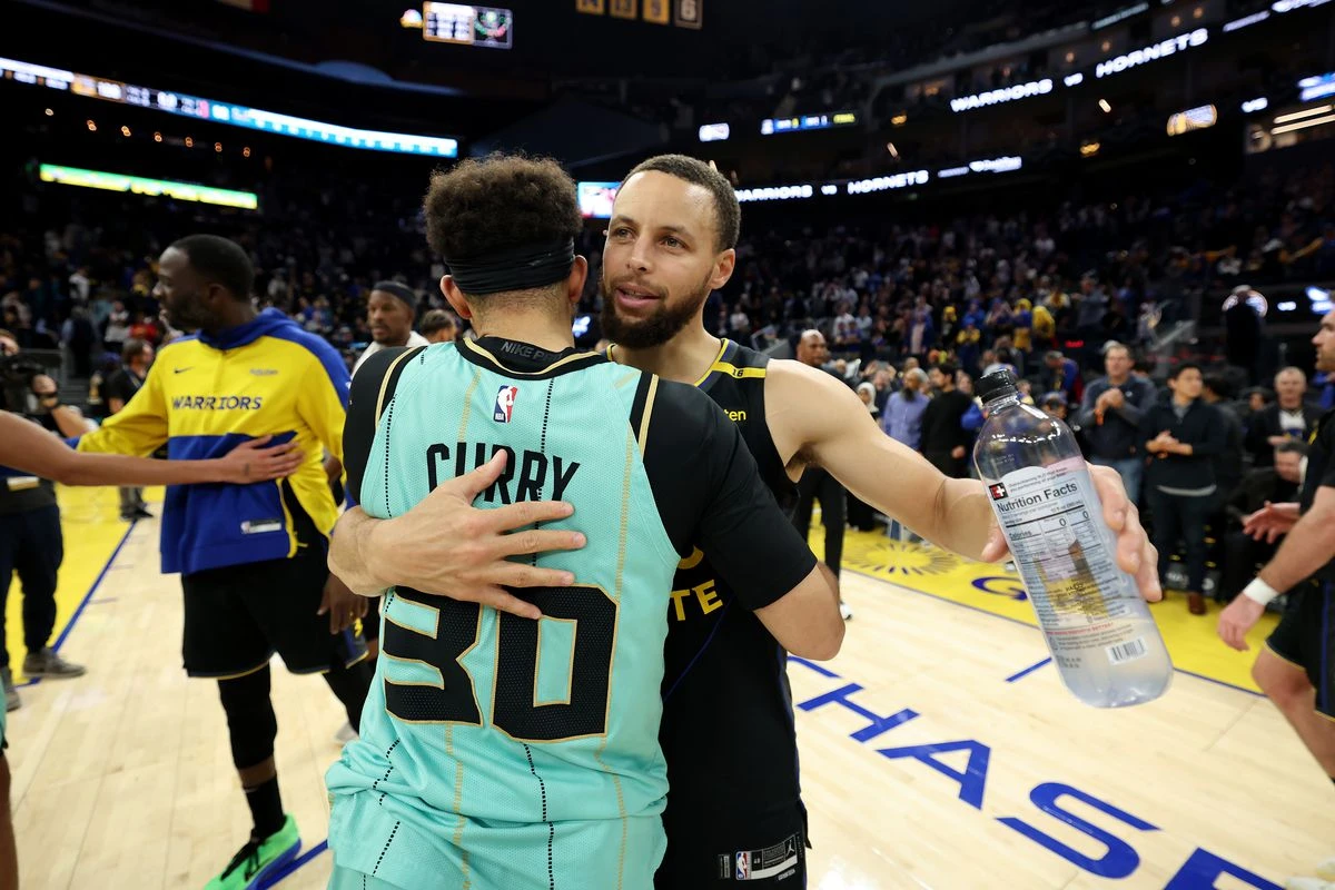 Steph Curry hugging Seth Curry.