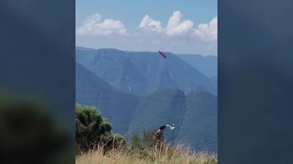 Homem morre após cair de asa delta a 200 metros de altura