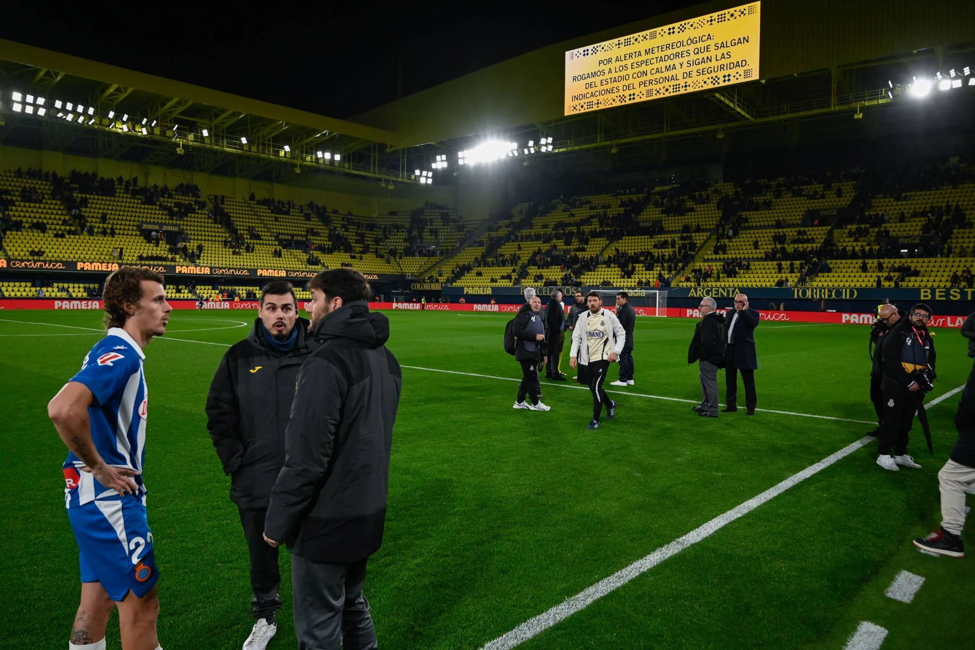 Jugadores del Espanyol y Villarreal, sobre el césped de La Cerámica tras la suspensión del partido