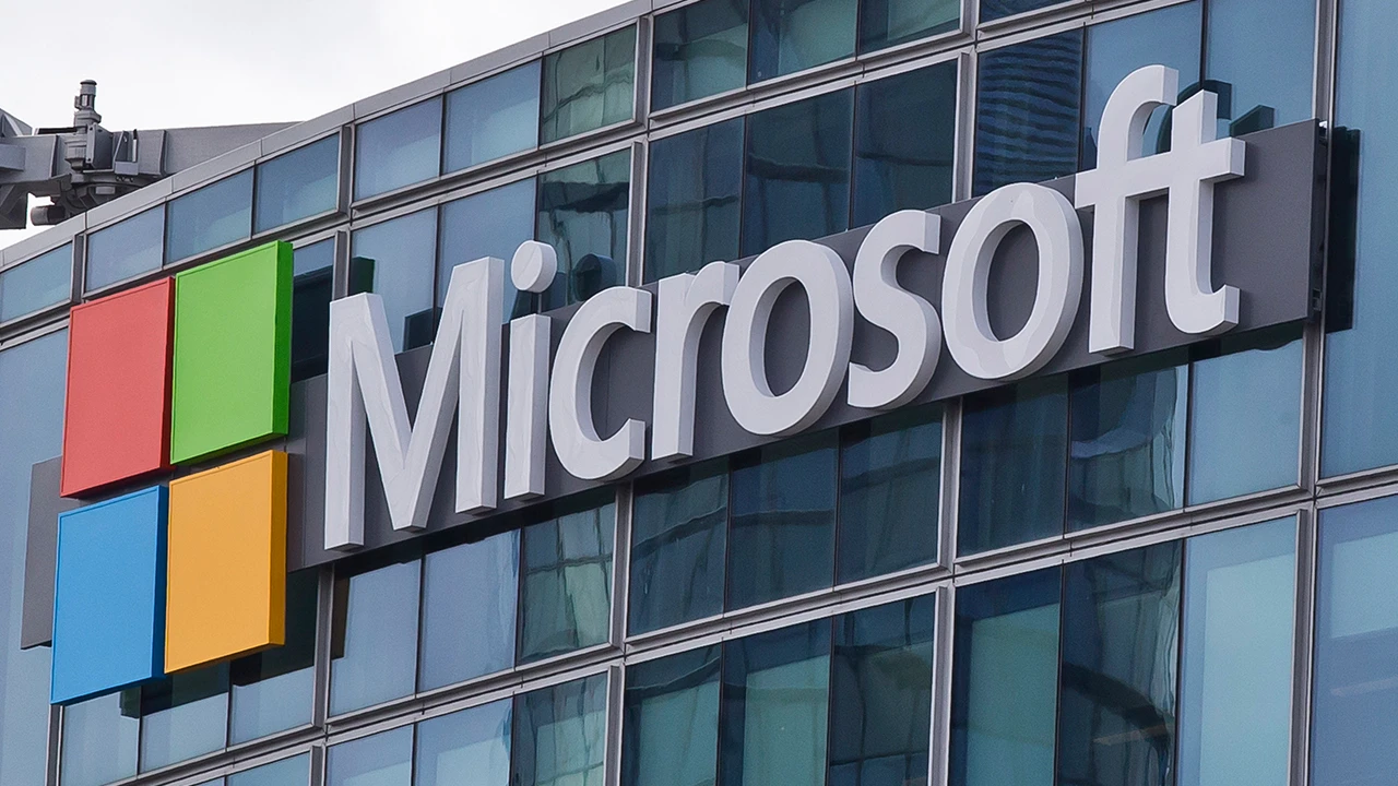 Thousands report outage affecting Microsoft services like Outlook