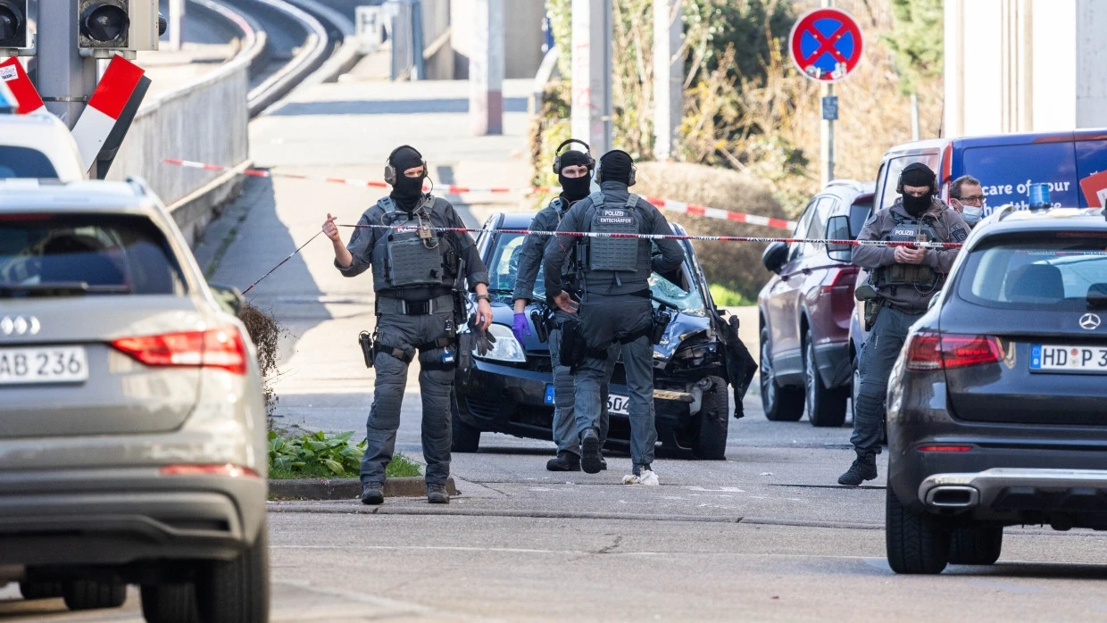 Spurensicherung: Polizisten stehen in der Mannheimer Innenstadt vor dem mutmaßlichen Tatfahrzeug.