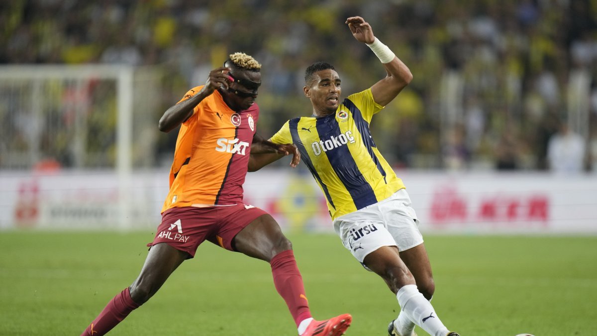 Galatasaray's Victor Osimhen (L) in action with Fenerbahçe's Alexander Djiku during the Turkish Süper Lig match at the Şükrü Saraçoğlu Stadium, Istanbul, Türkiye, Sept. 21, 2024. (AP Photo)