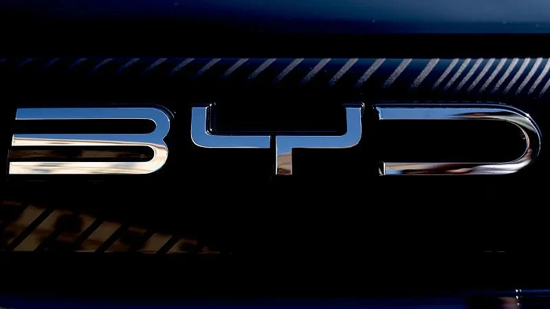 "Chinese EV maker BYD announces share sale, floats Tesla collaboration · Euronews"