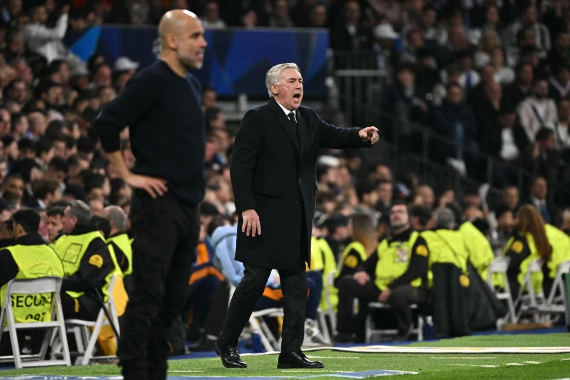 El entrenador italiano del Real Madrid, Carlo Ancelotti, reacciona durante el partido de fútbol de los playoffs de la fase eliminatoria de la UEFA Champions League entre el Real Madrid CF y el Manchester City en el estadio Santiago Bernabéu de Madrid el 19 de febrero de 2025.