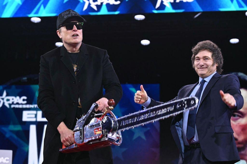 Elon Musk (L) holds a chainsaw alongside Argentine President Javier Milei