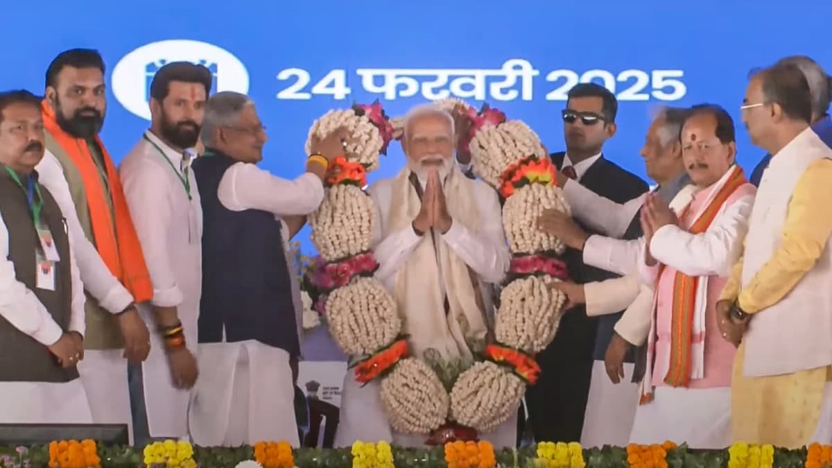 PM Modi felicitated with garland made of 'makhana' by top leaders as he arrives at Bhagalpur (PTI)