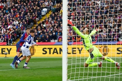 Gerard Martín marca el primer gol de los azulgrana esta tarde en Montjuic ante la Real Sociedad.