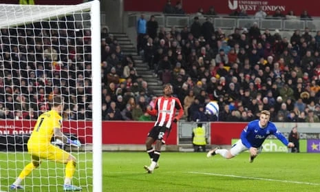 Jake O’Brien scores Everton’s equaliser against Brentford with a thrilling diving header.