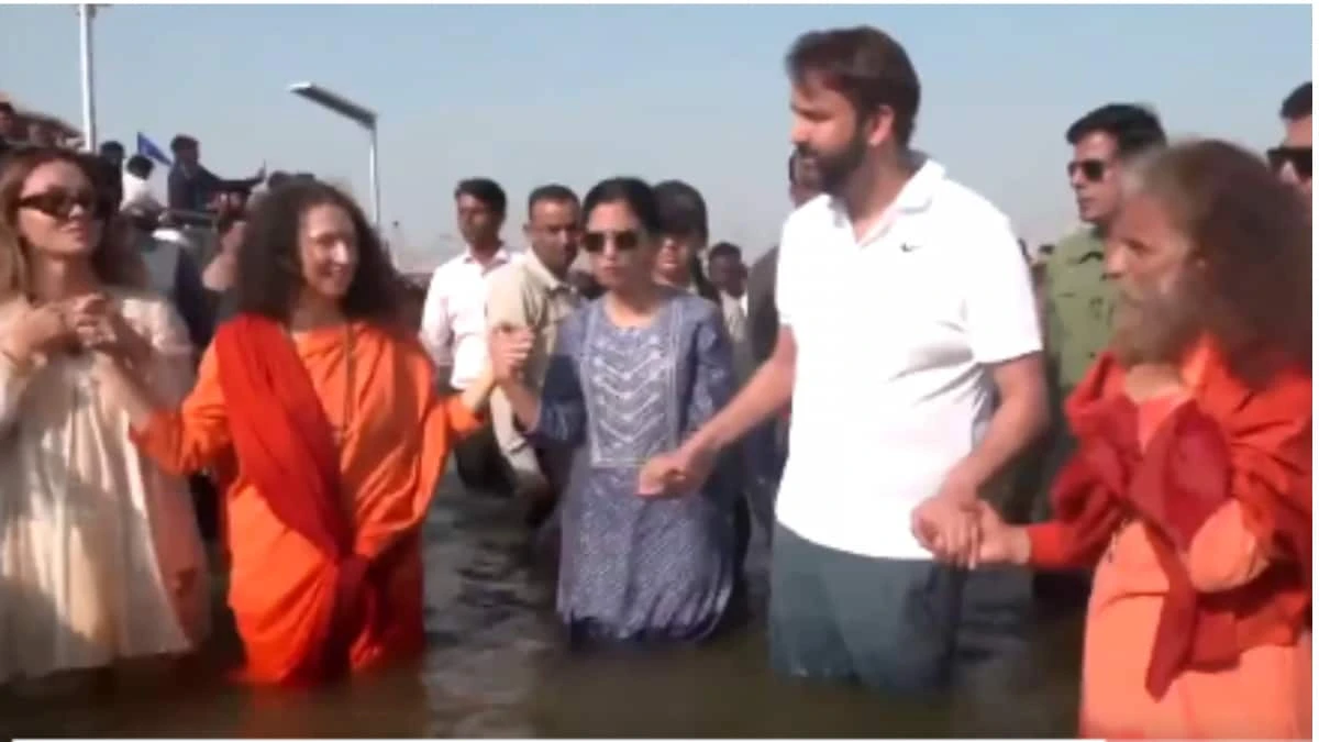 Billionaire Mukesh Ambani's daughter Isha Ambani and her husband Anand Piramal took holy dip at Triveni Sangam. (Source: ANI)