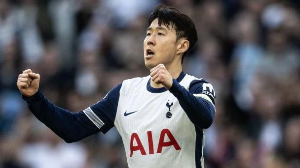 Son Heung-Min holds up his hands to celebrate