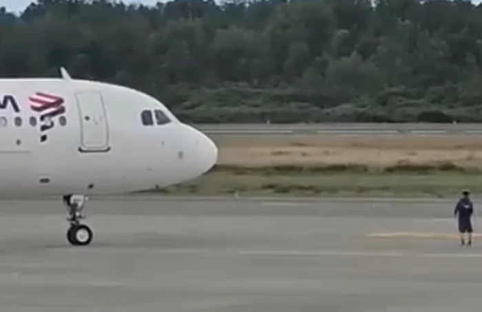 Imagem colorida de homem em frente a avião - Metrópoles