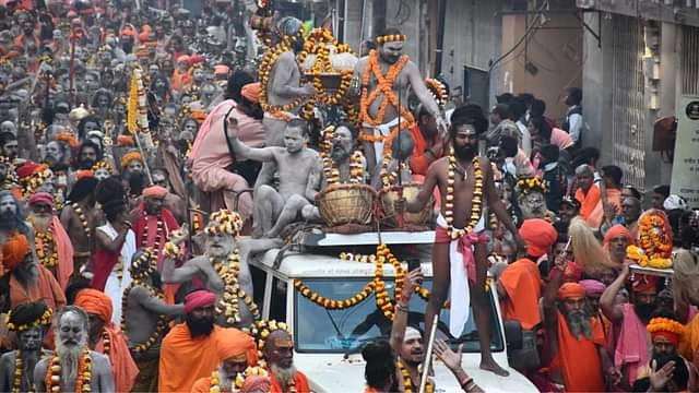 Mahashivratri 2025 naga sadhu procession taken out under leadership of Mahamandaleshwar of Akharas In Kashi