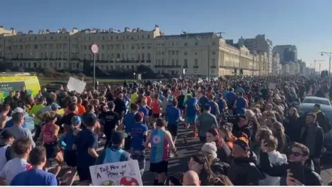 Alison Ferns/BBC Hundreds of runners setting off in the Brighton Half Marathon.