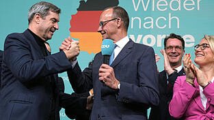 Friedrich Merz (CDU) und Markus Söder (CSU) gratulieren sich zum guten Abschneiden bei der Bundestagswahl.