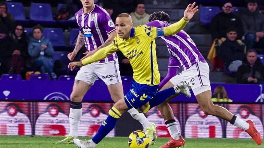 Sandro trata de escapar con el balón.