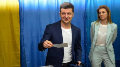 2019/04/21: Presidential candidate Volodymyr Zelensky and his wife Elena are seen casting their votes at the polling station during the election, 21 April 2019