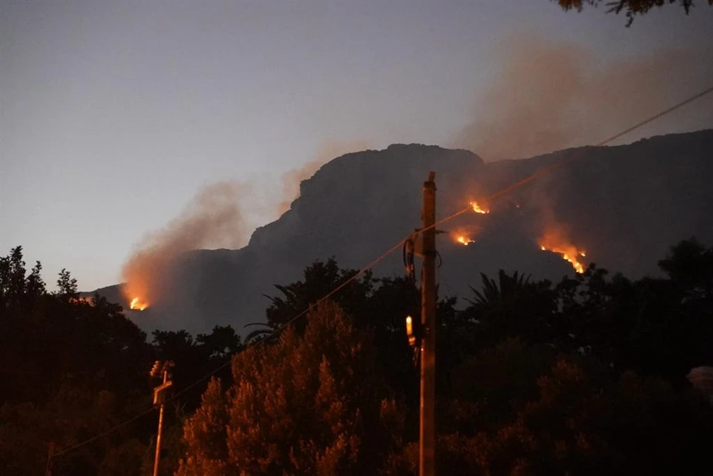 Aerial resources have been deployed at first light to help battle escalating wildfires raging on Table Mountain National Park (TMNP) near the Cape Town city bowl. (Chelsea Ogilvie/News24)