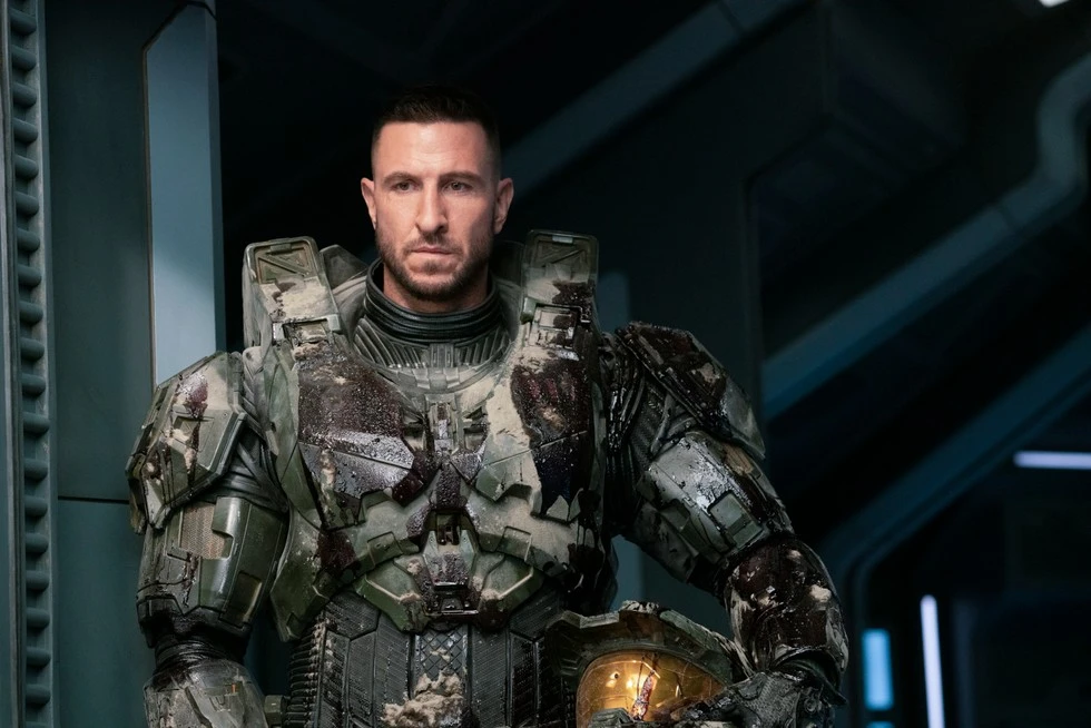 Pablo Schreiber as Master Chief in Halo in Spartan armour with his helmet under his arm