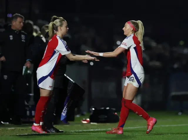 Arsenal's Beth Mead comes on as a substitute to replace Arsenal's Chloe Kelly