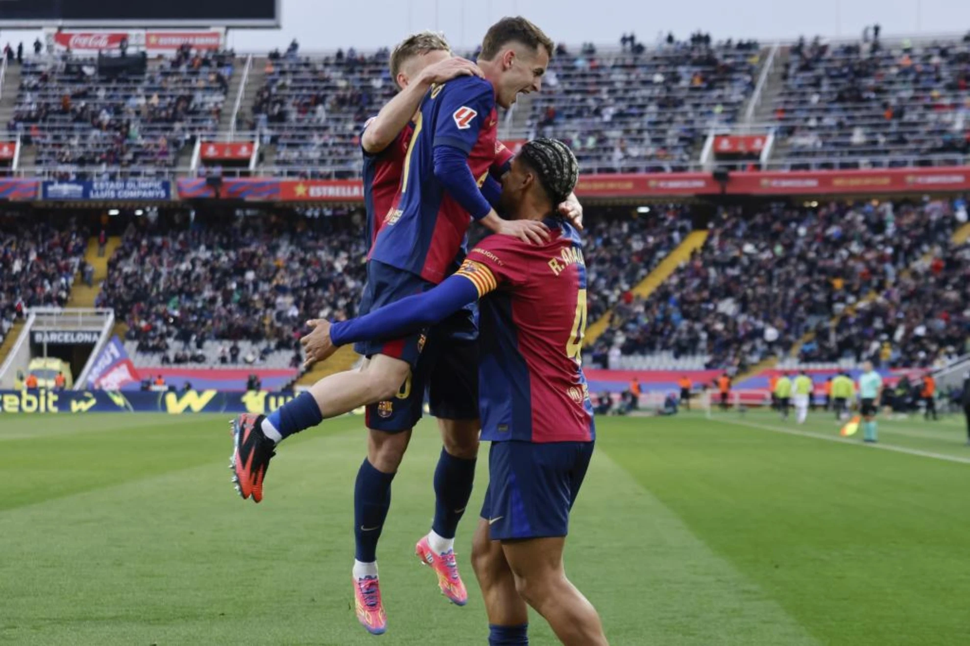 Los jugadores del Barcelona celebran uno de los goles contra la Real Sociedad.