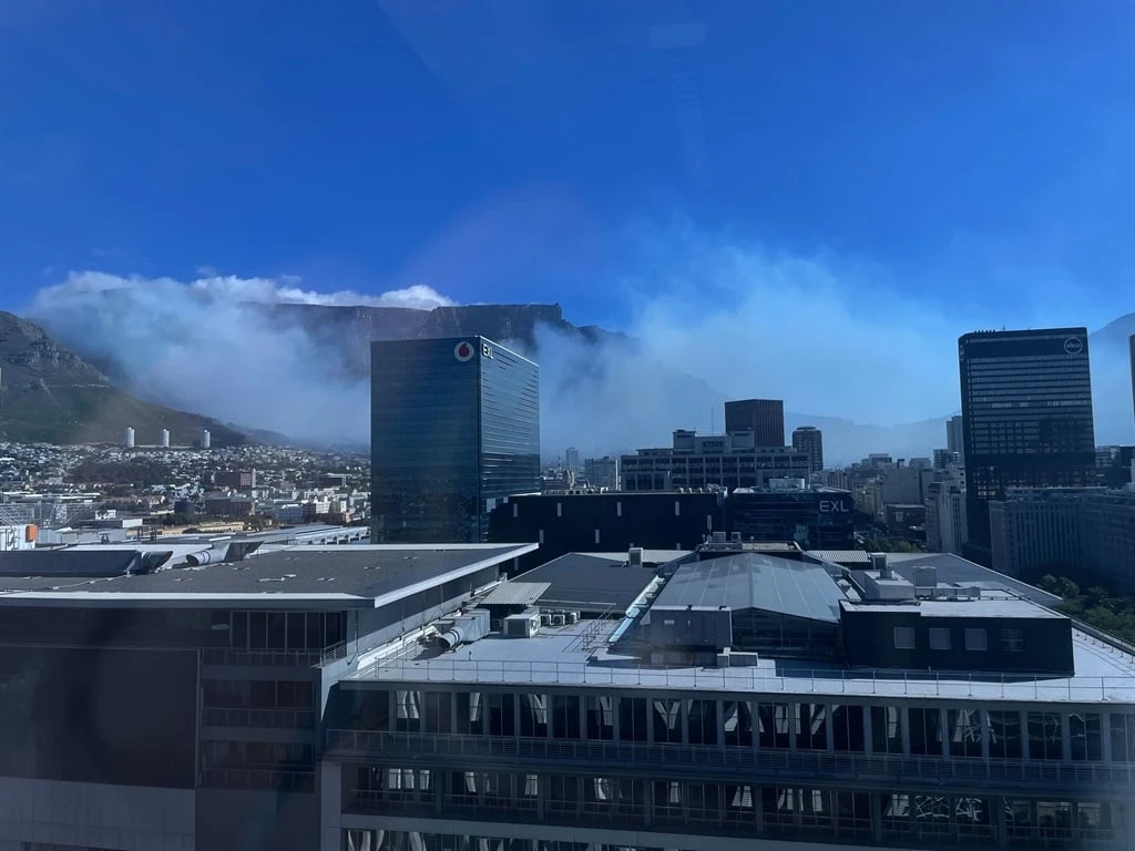 Smoke covers the Cape Town CBD as firefighters battle the Newlands Ravine fire, which flared up on Tuesday morning in areas that remain largely inaccessible to ground crews. (Chelsea Ogilvie/ News24)